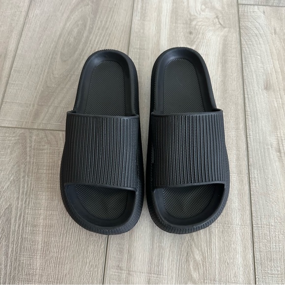 The Cloudies Original Women’s Black Slide Sandals 6 - 6.5 - Picture 2 of 4